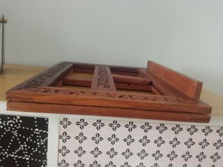 Atril de madera tallada.