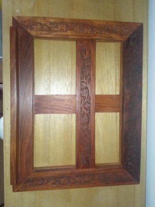 Atril de madera tallada.