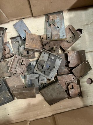 GRAN LOTE DE CERRADURAS ANTIGUAS
