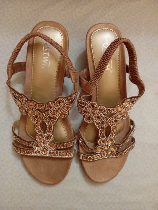 Sandalias CATWH doradas con pedrería