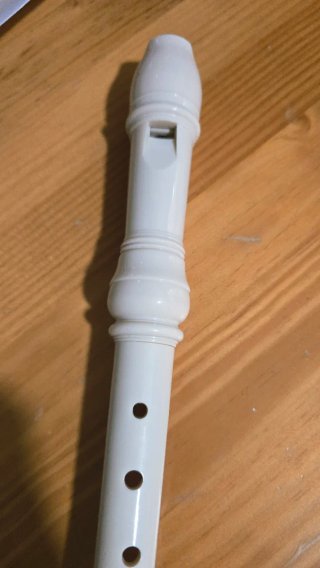 Flauta dulce de plástico blanca