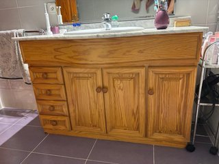 Mueble de baño con mármol, pica y espejo