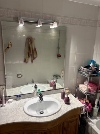Mueble de baño con mármol, pica y espejo