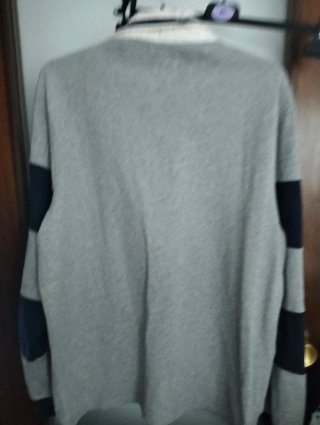 Polo manga larga gris con 'A'