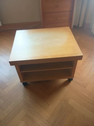 Mesa auxiliar de madera con ruedas