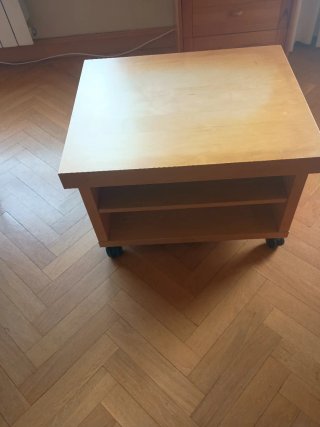 Mesa auxiliar de madera con ruedas