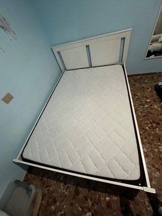 Cama con colchón y cajones