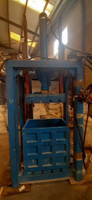 Traspaso negocio venta ropa usada por mayor