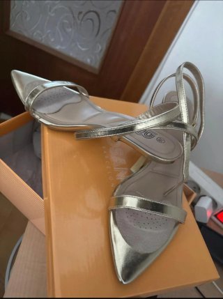 Zapatos dorados de tacón talla 39