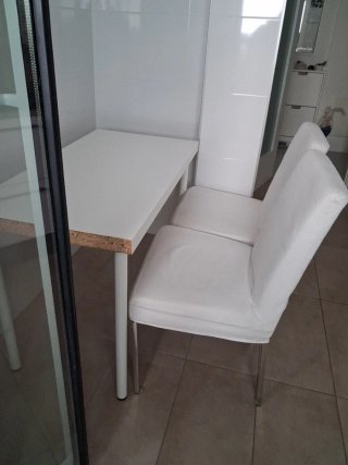 Mesa y 2 Sillas Blancas
