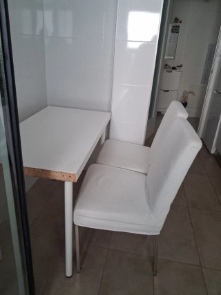 Mesa y 2 Sillas Blancas