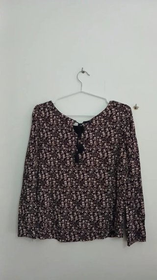 Blusa estampada floral roxa e branca