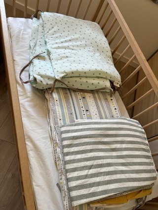 Cuna IKEA SNIGLAR Haya con colchón y chichonera