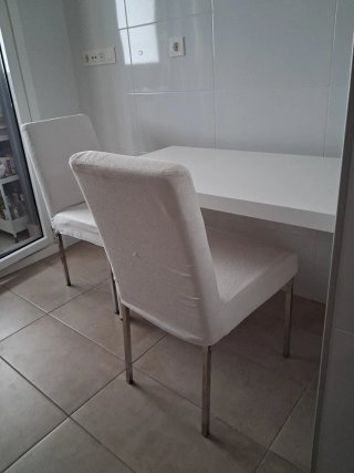 Conjunto mesa y 2 sillas blancas