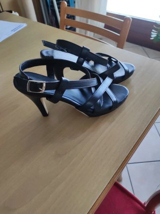 Sandali neri in vera pelle