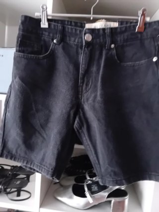 Pantalón corto negro y regalo 2 prendas