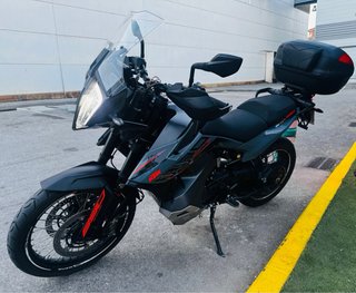 KTM 890 Adventure 2022 negra y gris