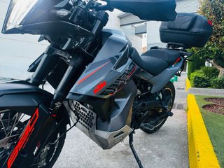 KTM 890 Adventure 2022 negra y gris