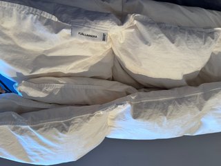 Edredón fresco y 5 almohadas blancas. 90% de pluma