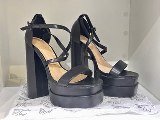 Zapatos de tacón negros con plataforma