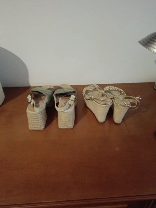 Sandalias cuña esparto doradas y verdes. 5€ las 2