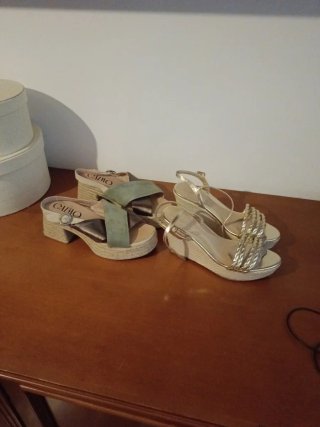 Sandalias cuña esparto doradas y verdes. 5€ las 2