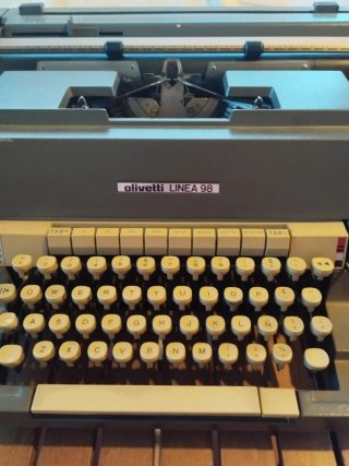 Máquina de escribir Olivetti Linea 98