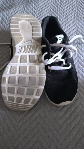 Zapatillas Nike Negras y Blancas y kalengi