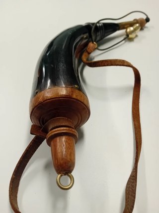 Cuerno de pólvora antiguo