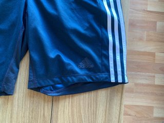 Pantalones cortos Adidas con rayas blancas
