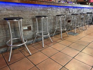 Silla Alta de Bar Negra y Plateada