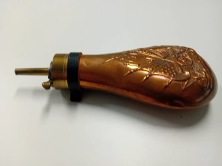 Polvorera de cobre con grabado militar
