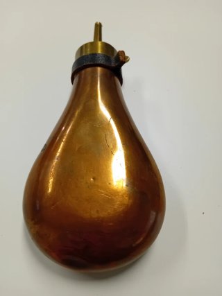 Polvorera de cobre con grabado militar