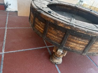 Mesa Chakki india antigua de madera de teca.