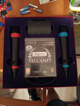 Caja Singstar PS3 con 2 micros y 3 juegos