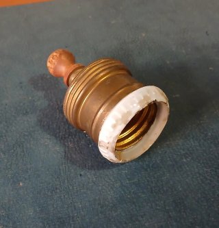 Portalámparas antiguo madera, latón y porcelana