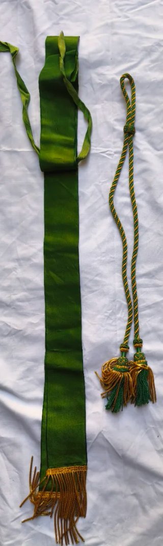 Cinturón sujeta bandera con hebilla dorada