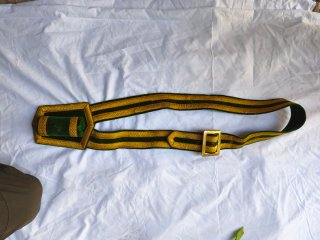Cinturón sujeta bandera con hebilla dorada