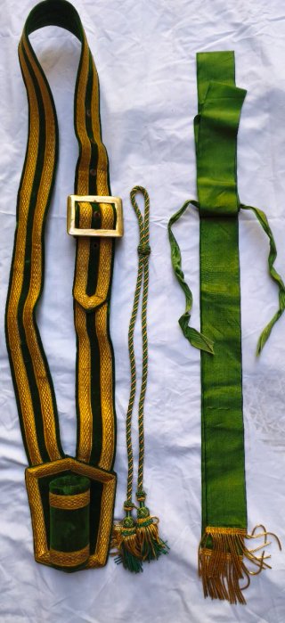 Cinturón sujeta bandera con hebilla dorada