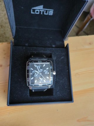 Reloj Lotus Negro y Plateado