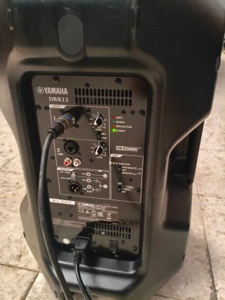 Yamaha DBR12 Altavoces Autoamplificados