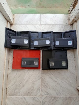 Lote 5 VHS: Salsa Rosa, La Ley del Deseo, etc.