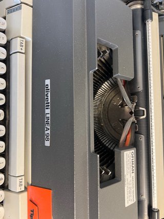 Máquina de escribir Olivetti Línea 98