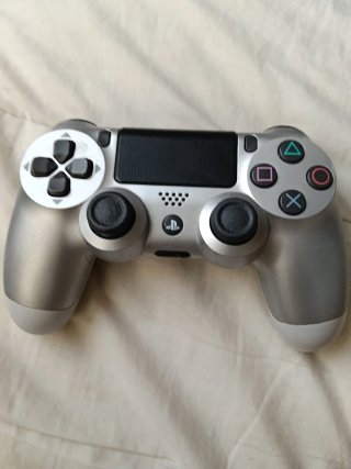 Consola PS4 + 3 Juegos + 2 Mandos