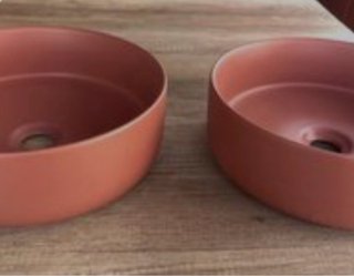 Dos lavabos de terracota