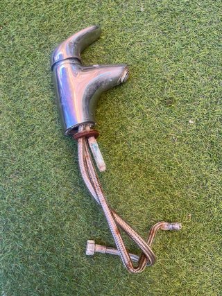 Grifo de metal plateado