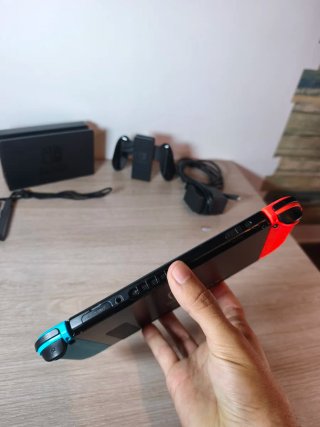 Nintendo Switch V1 2017 + Micro SD