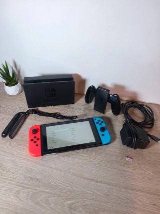 Nintendo Switch V1 2017 + Micro SD