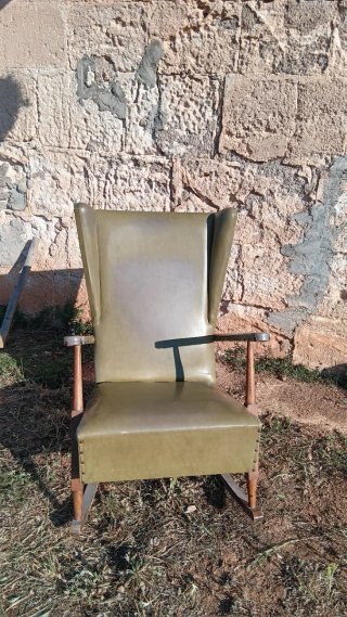 Balancí de piel sintética y madera