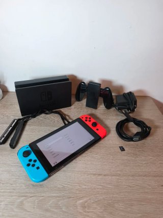 Nintendo Switch V1 2017 + Micro SD